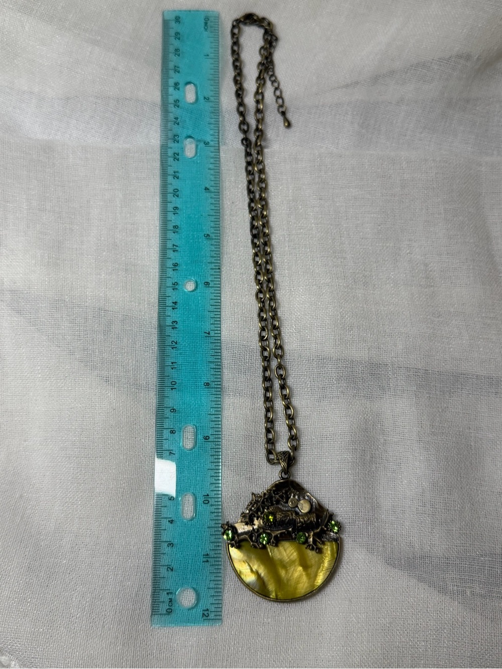 Vintage Brass Mother of Pearl Round Pendant Necklace Green Rhinestone Boho MOP - Picture 6 of 8